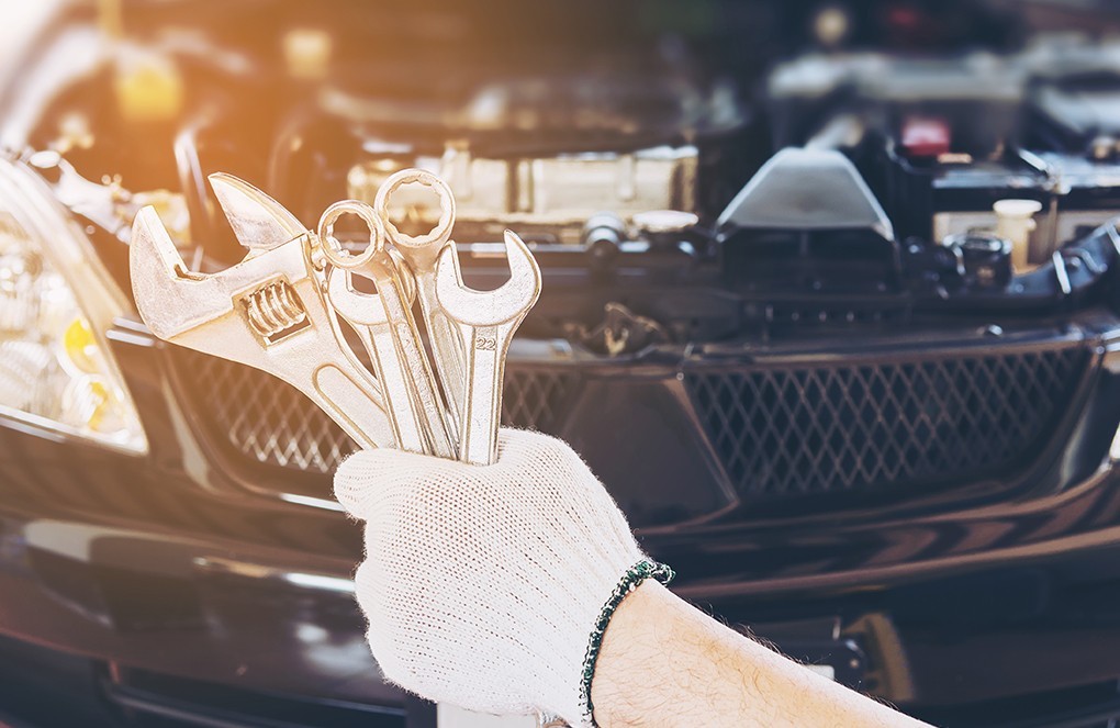 Które narzędzia ręczne powinny być zawsze w samochodzie? 